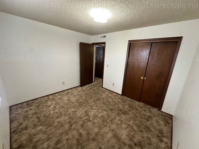 Building Photo - $750 - 2 bed 1 bath - Second floor Apartment