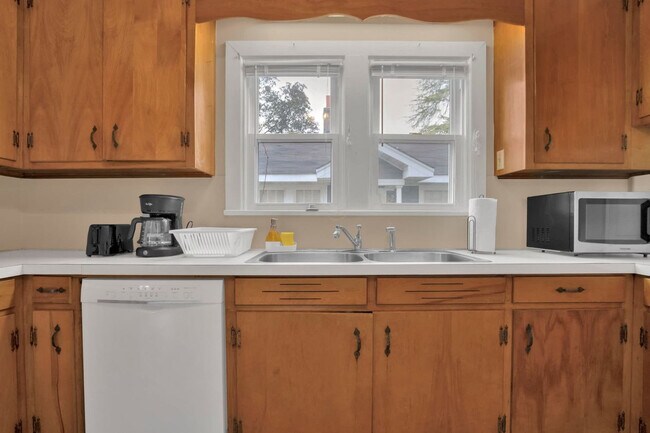 Building Photo - 1713 Fort Bragg Rd