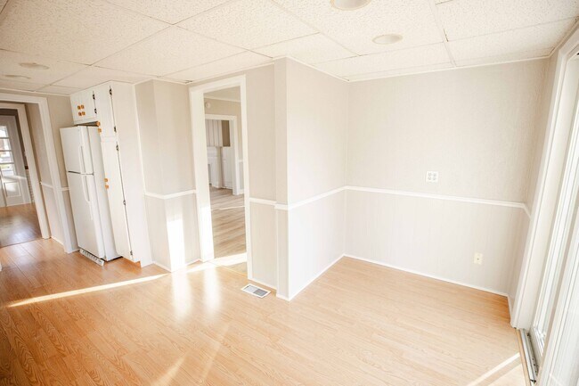 Building Photo - Beautiful three bedroom spacious house wit...