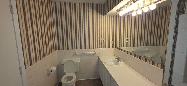 Building Photo - 3 Bedrooms! 2 bathrooms! Fenced yard, $1,495! Exceptional Location!!