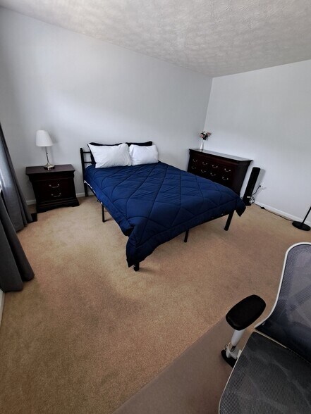 Building Photo - 2805 Schubert Dr