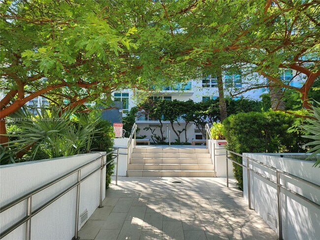 Building Photo - 950 Brickell Bay Dr