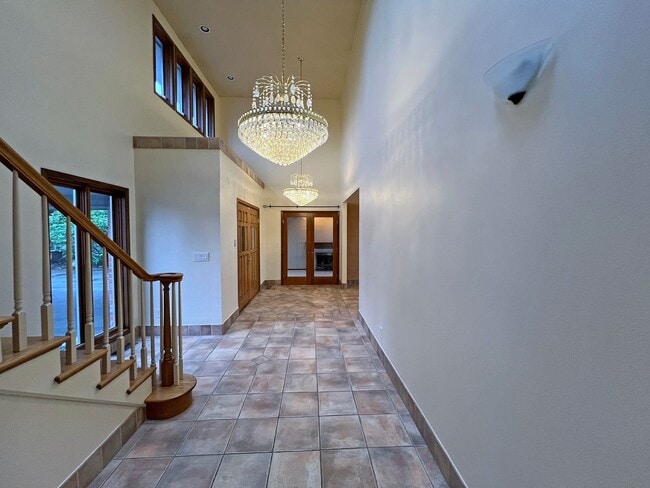 Building Photo - Gated Sound view home Des Moines area, 4 bed plus den 2.5 bath 3900 s/f, Available NOW!!!