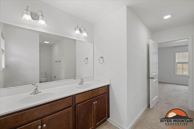 Building Photo - Spacious Three Level Home in Pembroke