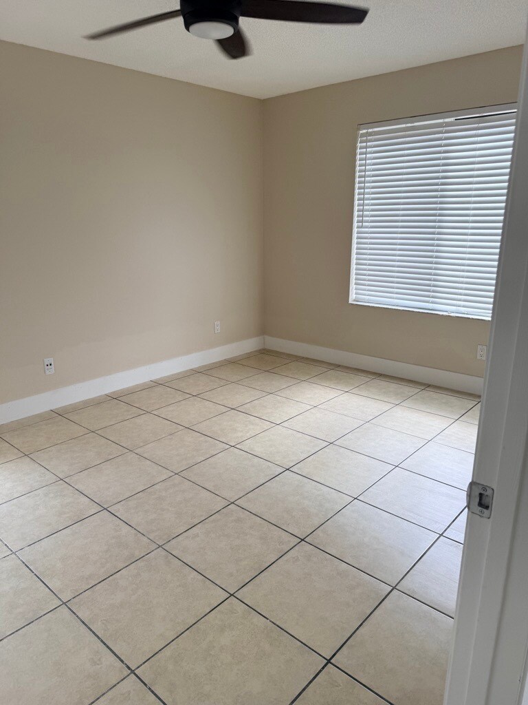 Building Photo - 998 Coral Club Dr
