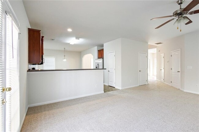 Building Photo - 34 Persian Ivy Way