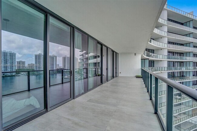 Building Photo - 5000 Island Estates Dr