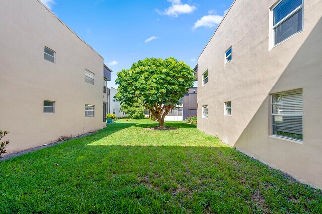 Building Photo - 488 Burgundy P