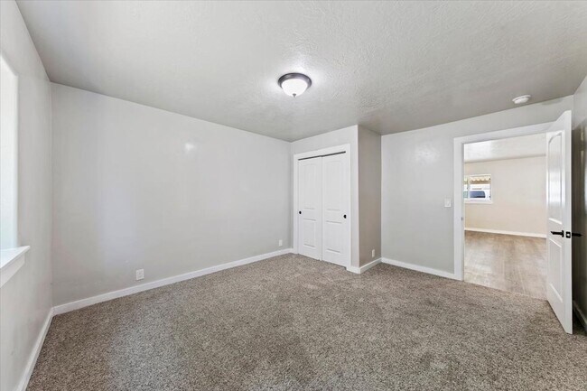 Building Photo - Spacious Middleton Home, Utilities & Lawn Care Included
