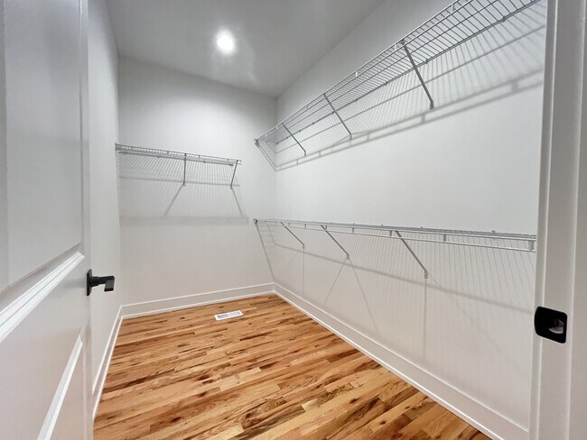 Building Photo - 974 Meadow Ln
