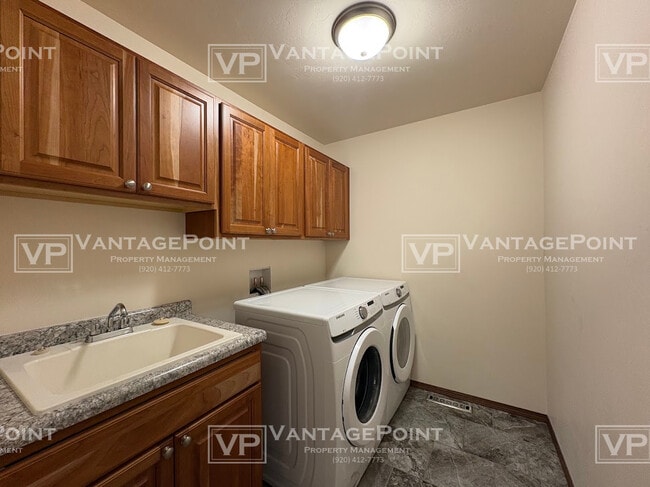 Building Photo - 2250 Daly Dr