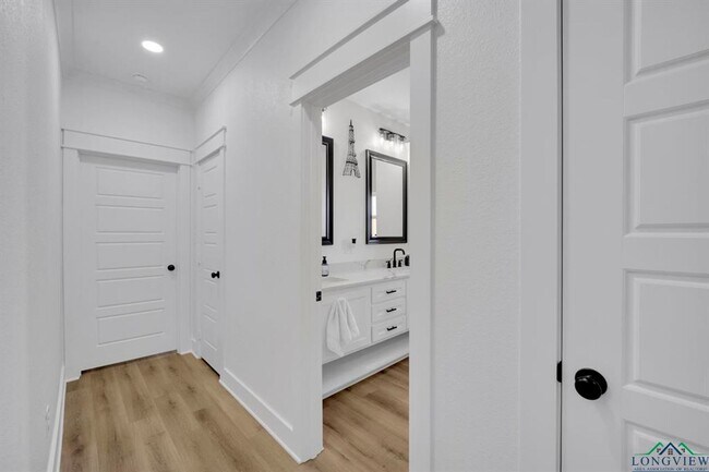 Building Photo - Beautiful 4 bedroom home
