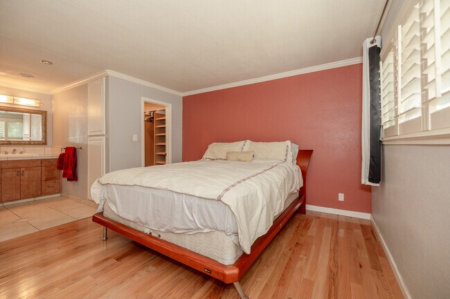 Building Photo - 402 Alberto Way