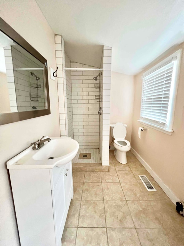 Building Photo - 126 Laurel Ave E