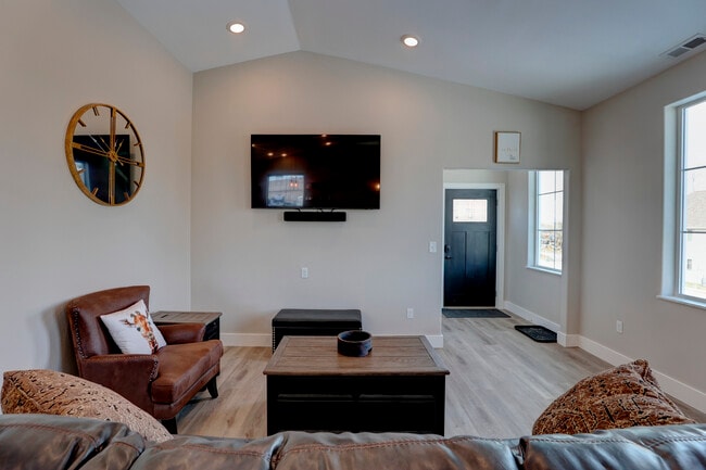 Building Photo - 855 Lincoln Dr