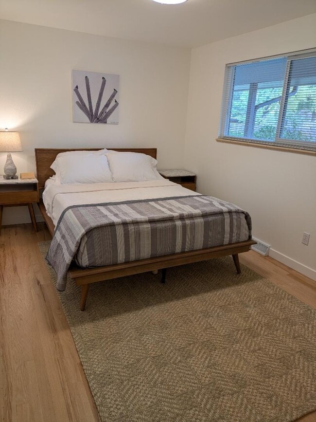 Building Photo - 425 Manhattan Dr