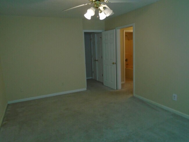 Building Photo - 3 bedroom in Hope Mills!