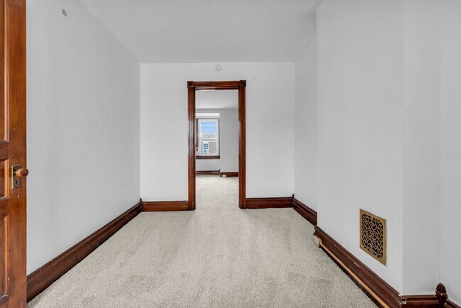 Building Photo - 325 1/2 N. Franklin St