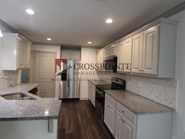 Building Photo - Beautiful 3 Bedroom 2 Bathroom Townhouse in South Tyler! 1/2 OFF FIRST FULL MONTH