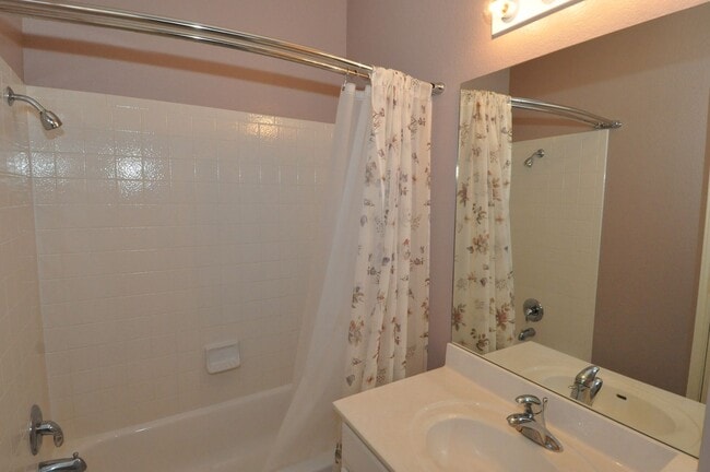 Building Photo - All appliances included! Gated lock and leave condo community in North Austin