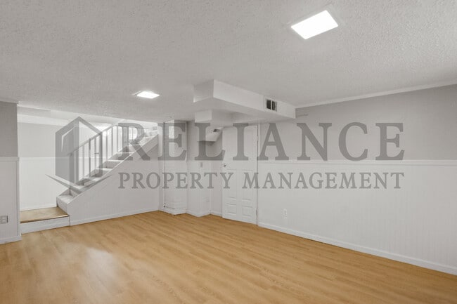 Building Photo - 804 N Battin St