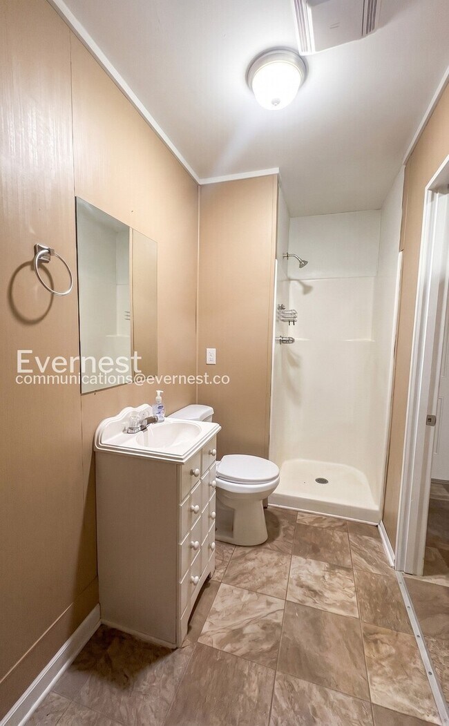 Building Photo - 4 Bed, 2 Bath Home with Fenced Yard / Available Now!