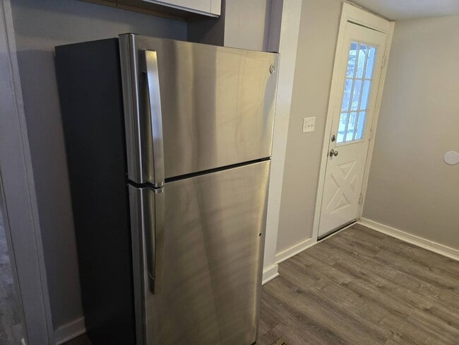 Building Photo - Charming 3-Bedroom Property in Prime Location