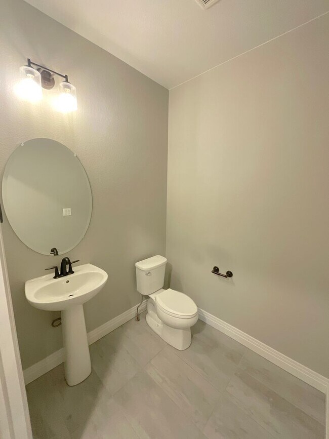Building Photo - 3 Bedroom Townhome Available Near Voyager ...