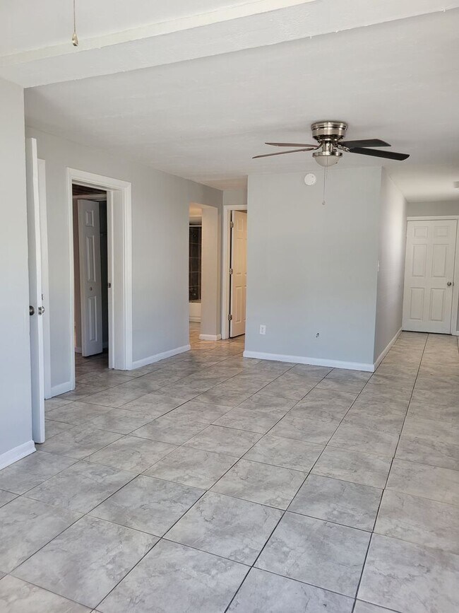 Building Photo - Three-Bedroom Home Near Lake Shipp