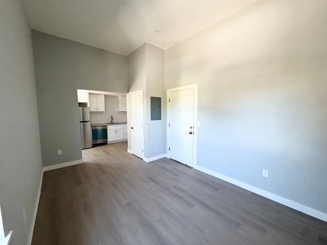 Building Photo - Perfect Shape Downtown Livermore Living Condo above Yin-Yin Restaurant