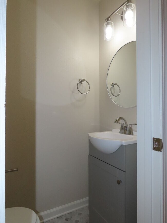 Building Photo - Newly Remodeled 3 Bedroom-1.5 Bath Home!