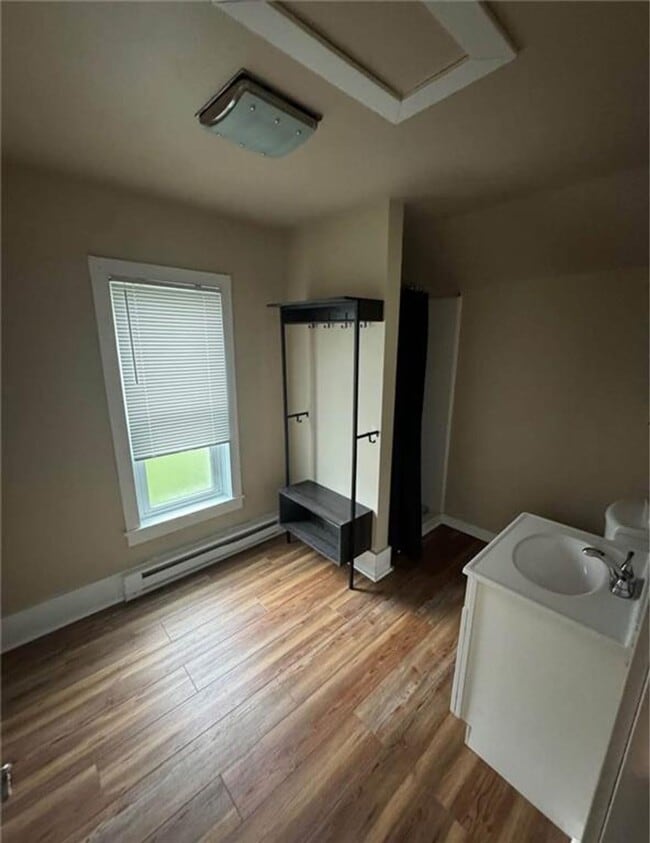 Building Photo - 328 6th St W