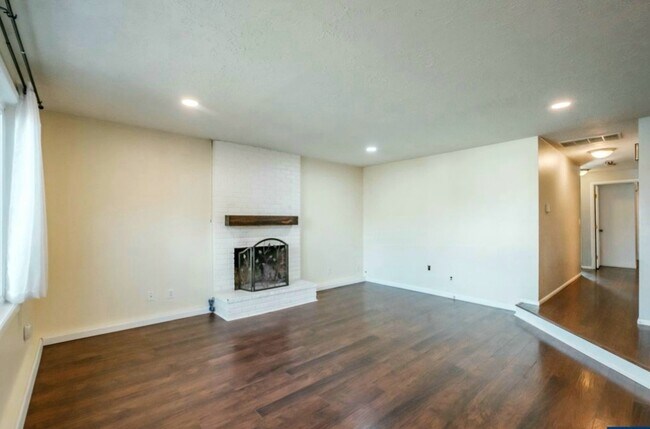 Building Photo - 1420 Cunningham Ln S