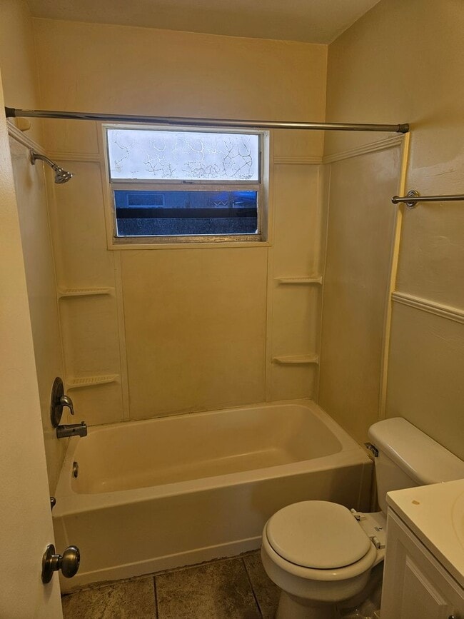 Building Photo - 2 Bedroom Unit in St Pete- Available February 3!