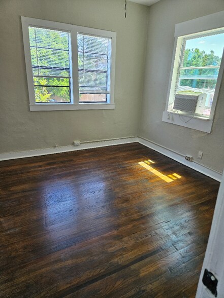 Building Photo - 420 N Oleander Ave