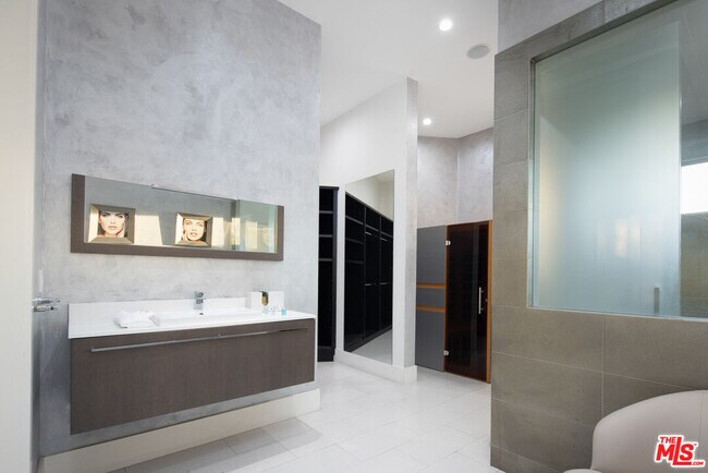 Building Photo - 2666 Hutton Dr