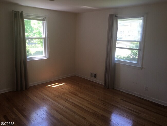 Building Photo - 424 White Oak Ridge Rd