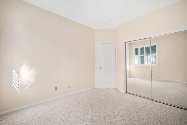 Building Photo - Highly Desirable Executive Home: 4 Bedroom...