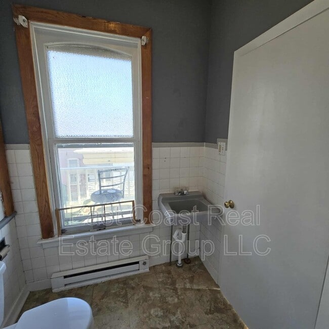 Building Photo - 5 E Lee St