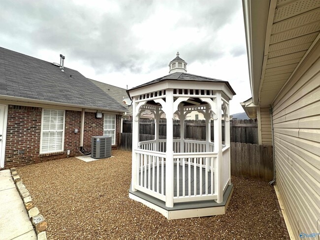 Building Photo - 722 Hobbs Rd SE