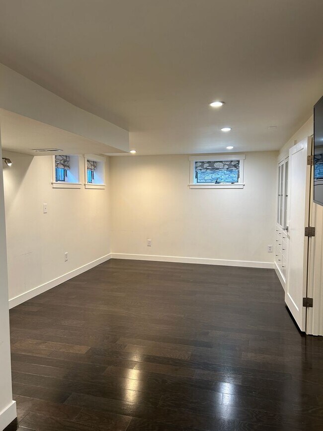 Building Photo - WOW!! West Seattle 4BR/3.5BA Updated Dutch...