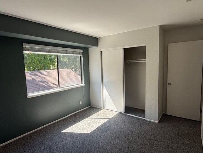 Building Photo - 3-Bedroom Hilltop Village Home w/ Bonus Am...