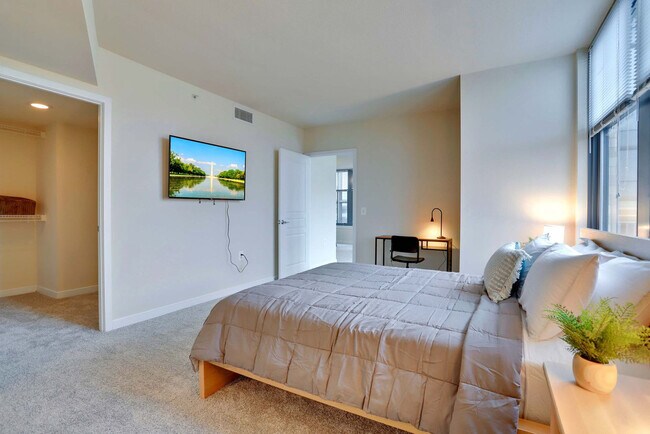 Building Photo - 550 14th St S