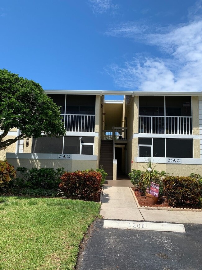 Building Photo - 1565 SE Royal Green Cir