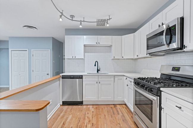 Building Photo - 2900 N Damen Ave