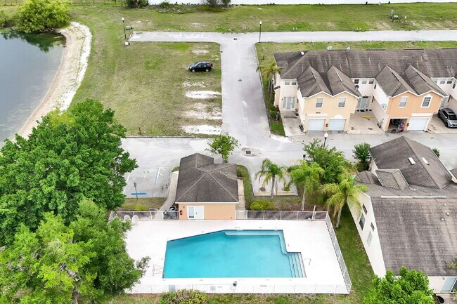 Building Photo - "Charming 3-Bed, 2-Bath Condo Oasis in Orlando – 1,000 Sq Ft of Comfort!"