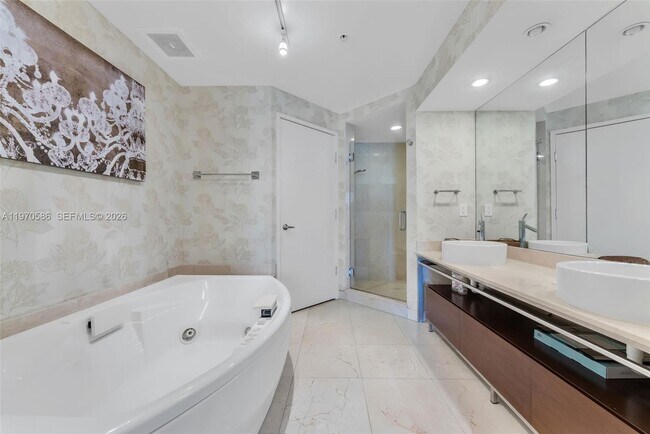 Building Photo - 16275 Collins Ave