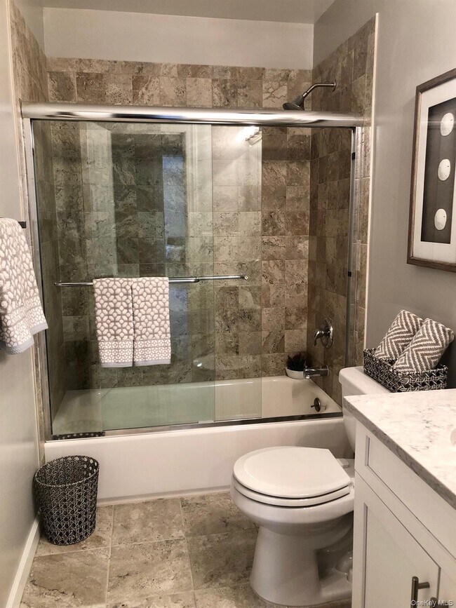 Building Photo - 425 Newbridge Rd