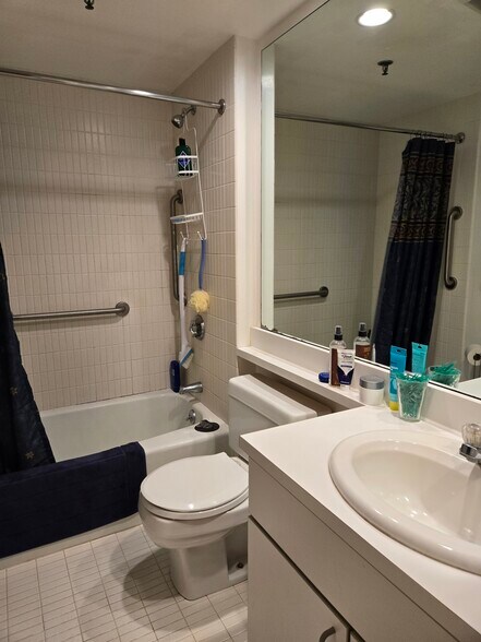 Building Photo - 193 Oak St