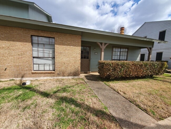 Building Photo - 10116 Carlsbad Dr